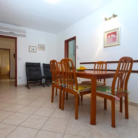 Apartman Alma 1600 *