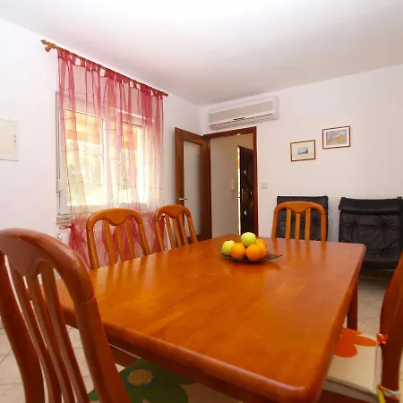 Alma 1600 Apartman *