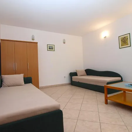 Alma 1600 Apartman *